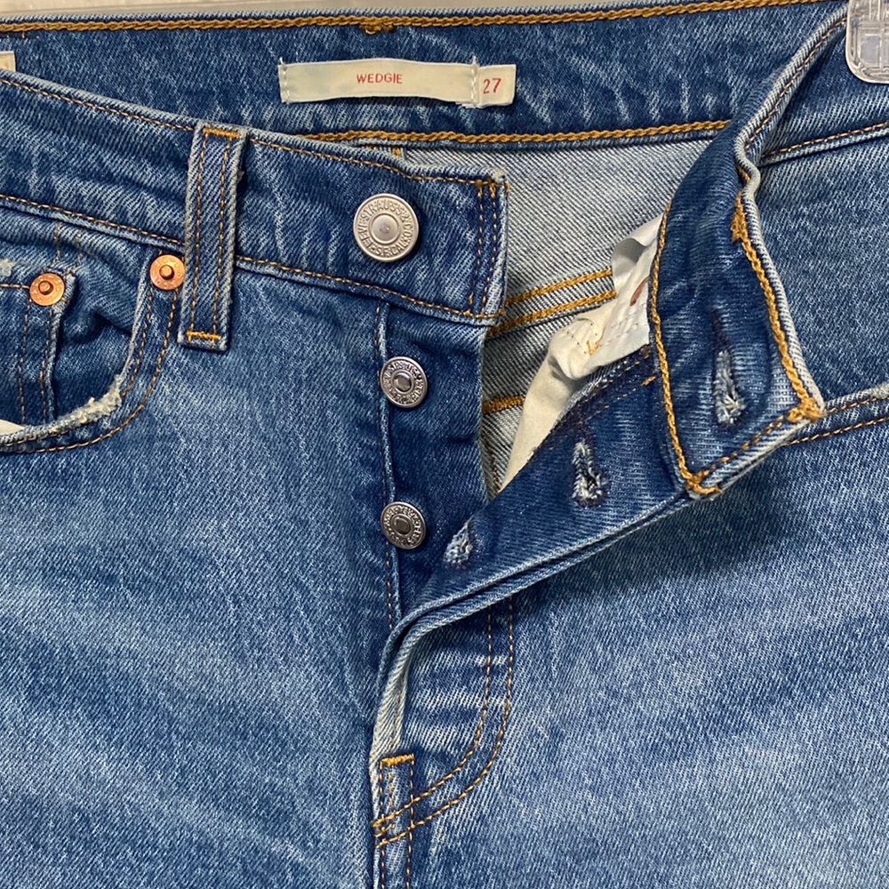 Preloved Levi’s wedgie jeans, makes the booty look 👌🏽 🍑